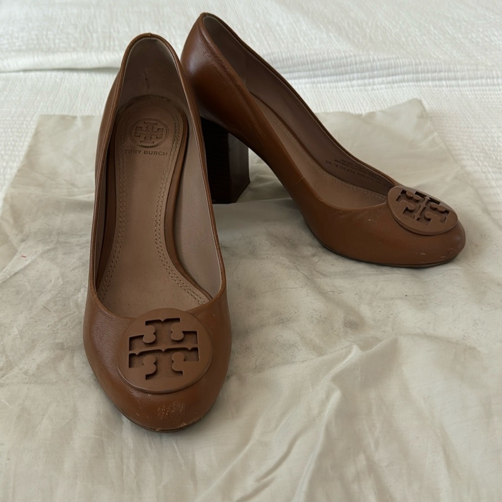 Leather pumps